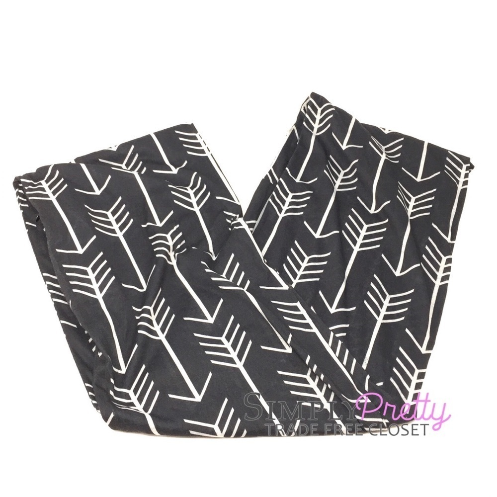 Black + White Shoulder Baby Swaddle - Arrows